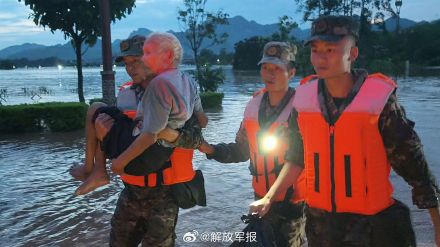 武警官兵昼夜不息迎战台风“紫檀”！