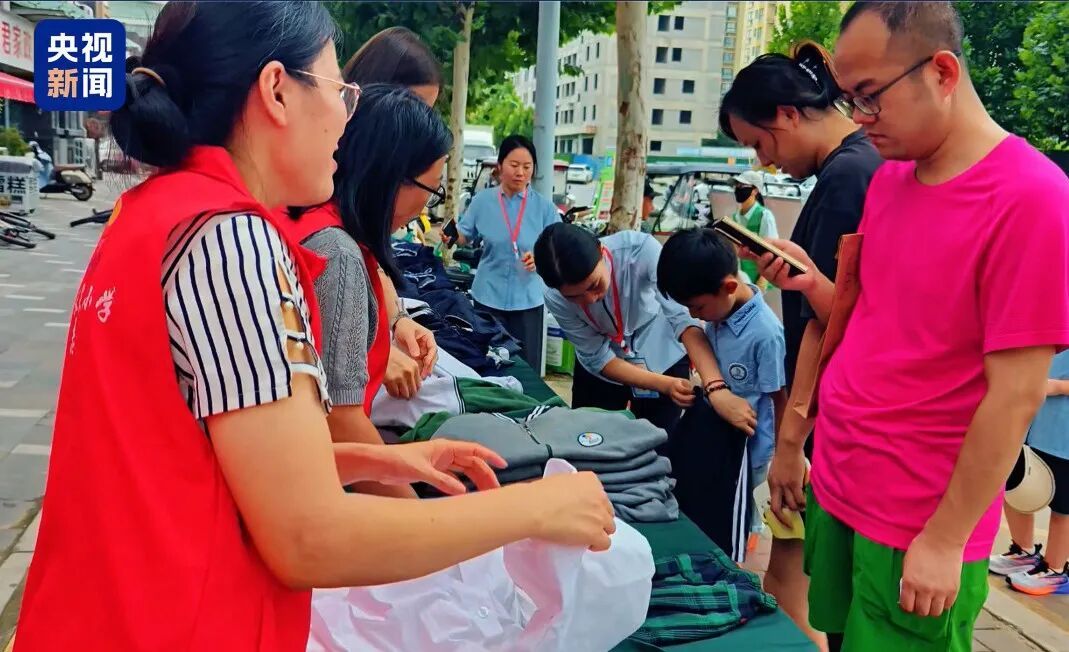 这所学校免费发校服！网友：建议全国推广