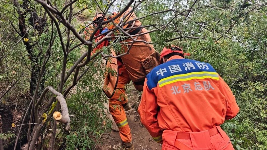 女子轻信网络“野路线”登山受伤,北京消防紧急救援 女子轻信网络“野路线”登山受伤,北京消防紧急救援