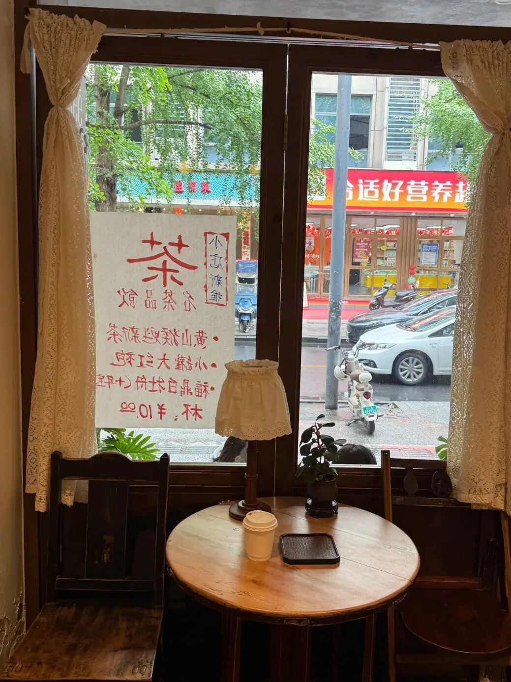 成都70岁退休大爷卖咖啡火了，拿铁仅6元1杯