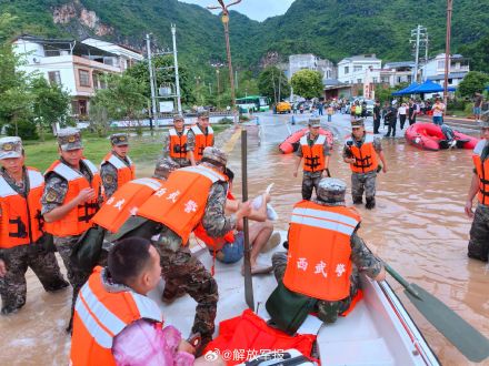 武警官兵昼夜不息迎战台风“紫檀”！