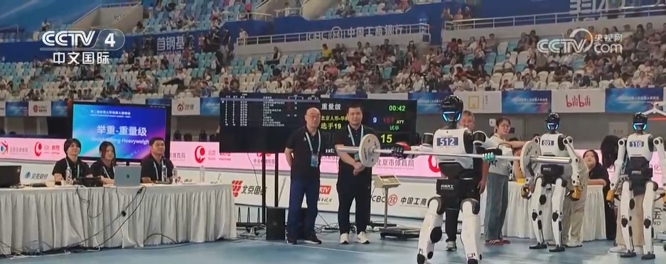 从实验室走向千行百业 人形机器人跑出产业化“加速度” 从实验室走向千行百业 人形机器人跑出产业化“加速度”