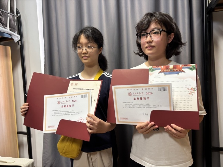 上海交大这对新生“神同步”：高中同桌、高考同分、大学同寝室