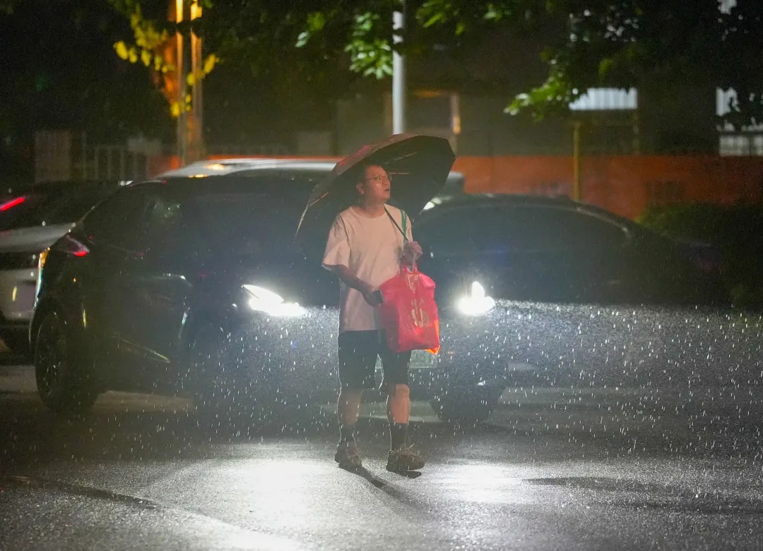 越秀升级暴雨橙色预警!广州多区同时发布暴雨和雷雨大风预警信号 越秀升级暴雨橙色预警!广州多区同时发布暴雨和雷雨大风预警信号