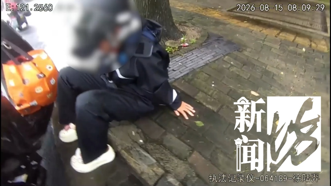年轻女子突然脸色发白瘫坐在地!上海民警出手,太及时 年轻女子突然脸色发白瘫坐在地!上海民警出手,太及时