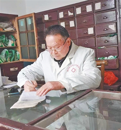 穿破百余双布鞋,行医路超10万公里,他是乡亲们随叫随到的“家里人” 穿破百余双布鞋,行医路超10万公里,他是乡亲们随叫随到的“家里人”
