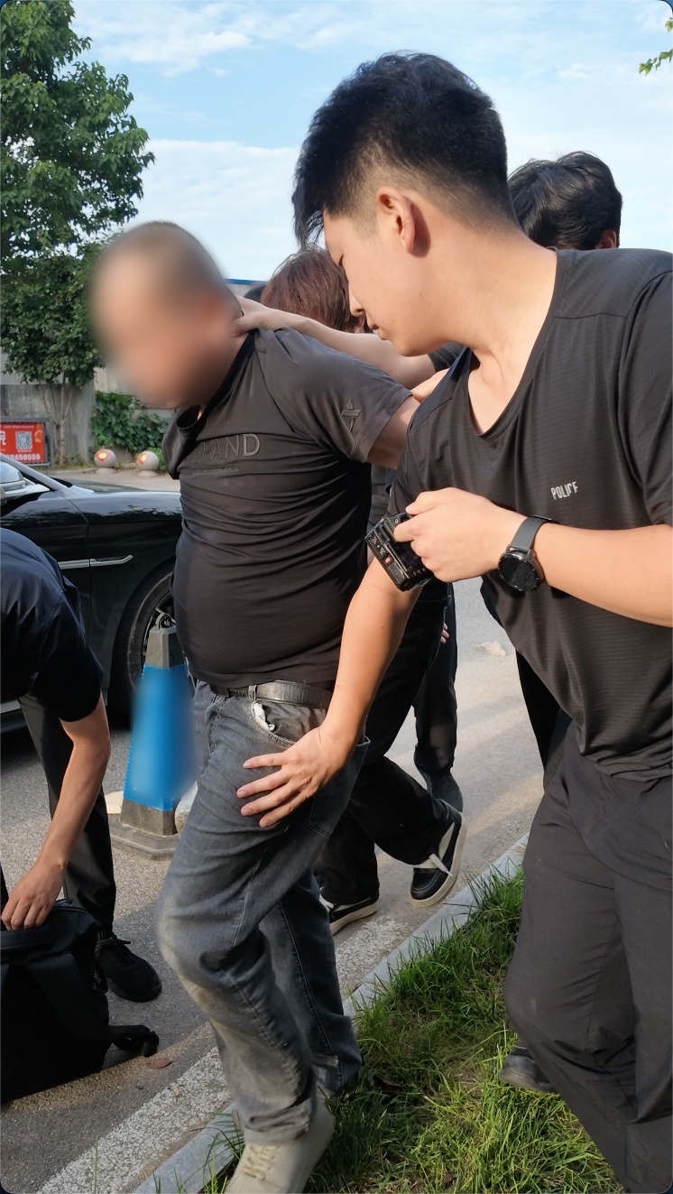 青岛一女子斥资10万元买下102克黄金,要给“军官男友”,关键时刻,警方出手! 青岛一女子斥资10万元买下102克黄金,要给“军官男友”,关键时刻,警方出手!