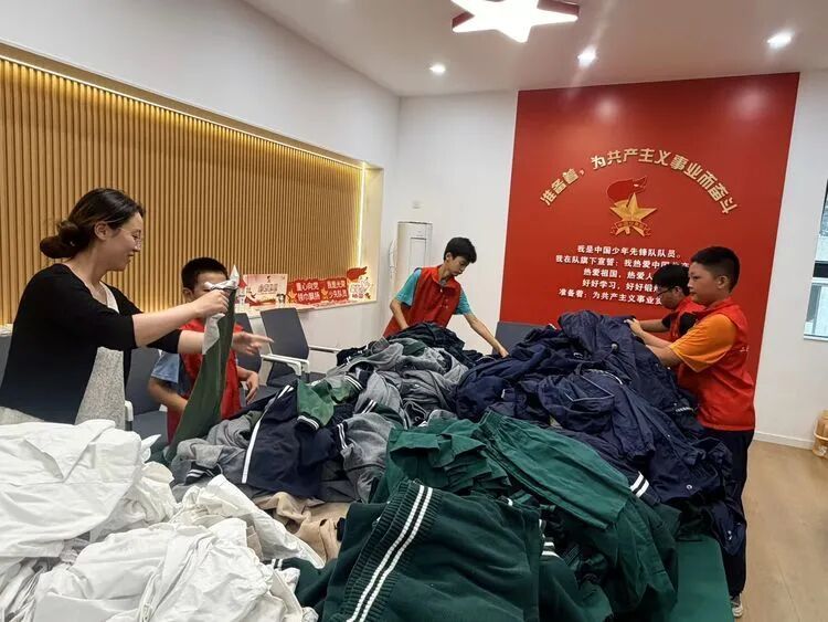 这所学校免费发校服！网友：建议全国推广