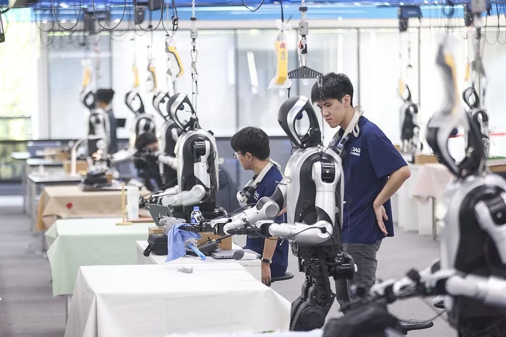 人形机器人运动会比什么?机器人为何“害羞跑”? 人形机器人运动会比什么?机器人为何“害羞跑”?