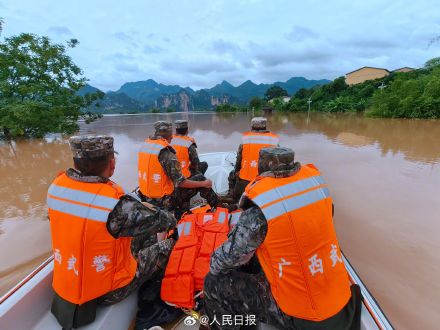 武警驰援广西转移受灾群众，网友：他们逆行目的地是人民，致敬！