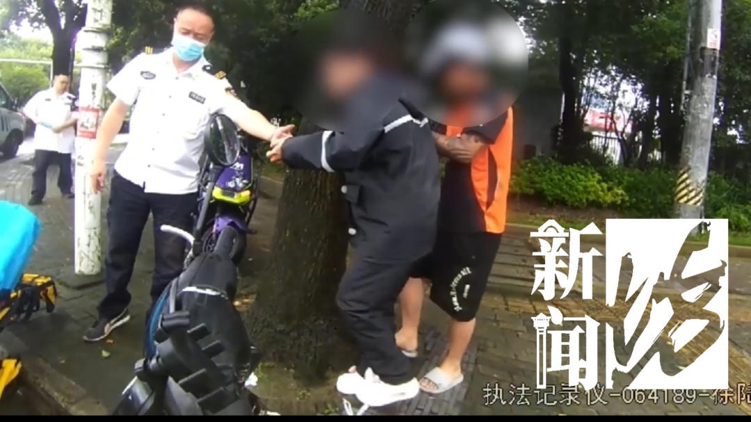 年轻女子突然脸色发白瘫坐在地!上海民警出手,太及时 年轻女子突然脸色发白瘫坐在地!上海民警出手,太及时