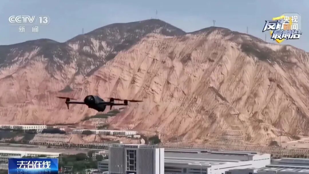 央视曝光:“黑飞”无人机竟是电诈团伙“空中眼线”,警方将计就计,反手斩断犯罪链条 央视曝光:“黑飞”无人机竟是电诈团伙“空中眼线”,警方将计就计,反手斩断犯罪链条