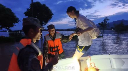 武警驰援广西转移受灾群众，网友：他们逆行目的地是人民，致敬！