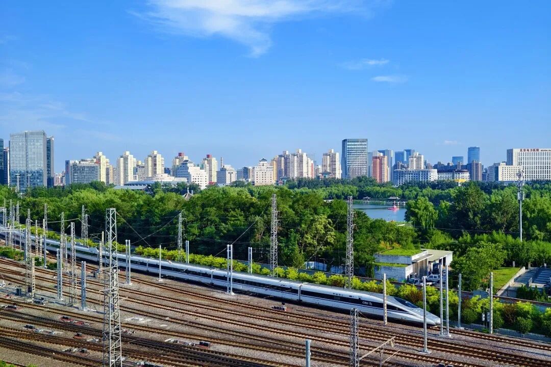 高铁列车驶过这里,窗外风景那么美! 高铁列车驶过这里,窗外风景那么美!