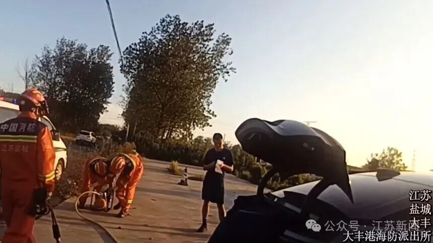 男子误锁汽车后备厢，40℃高温被困5小时，靠语音助手报警脱险