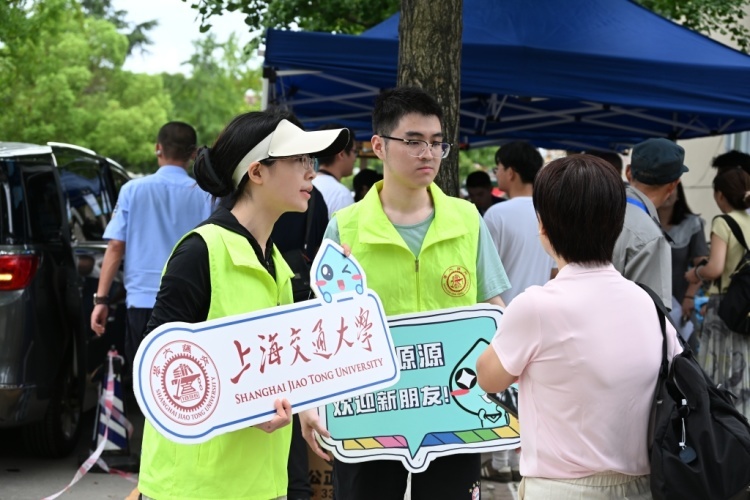 上海交大这对新生“神同步”：高中同桌、高考同分、大学同寝室