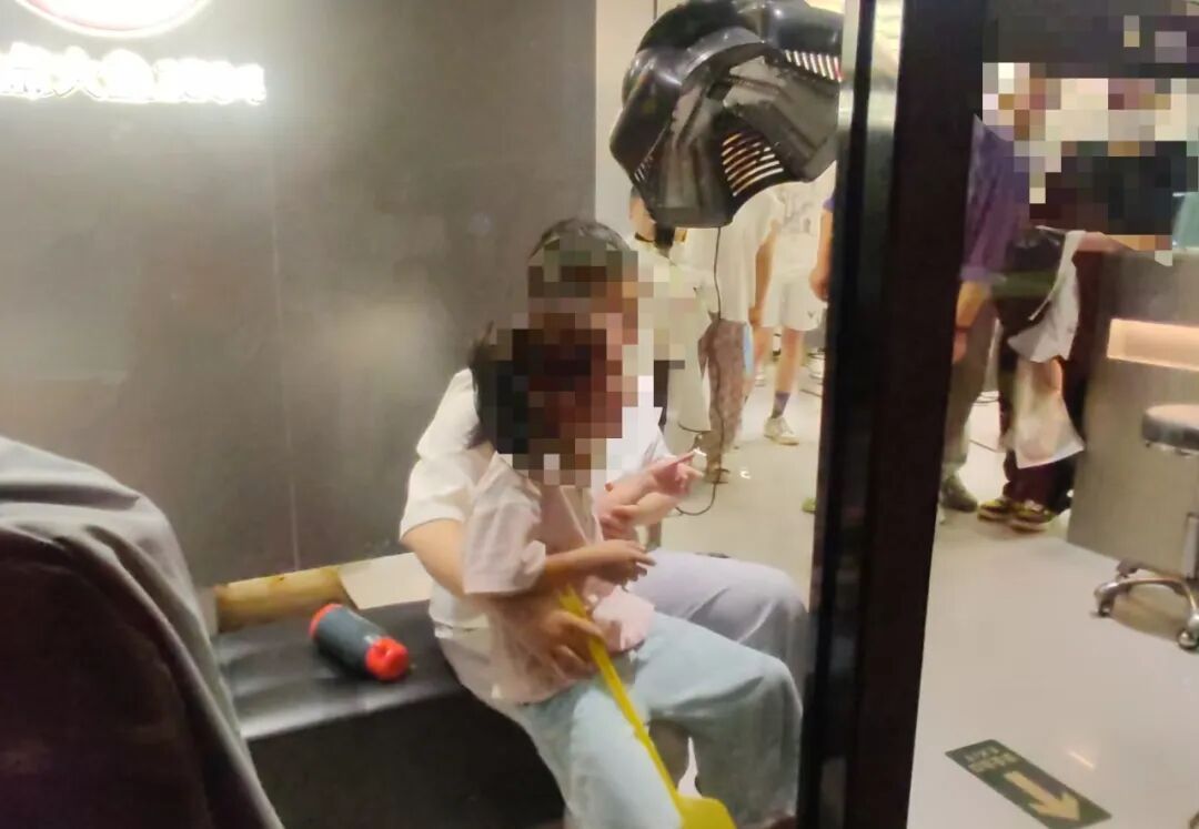 疼!疼!疼!大兴一女童手指被卡门缝,消防2分钟成功解救 疼!疼!疼!大兴一女童手指被卡门缝,消防2分钟成功解救