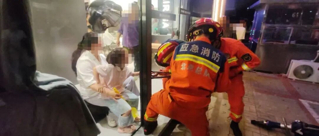 疼!疼!疼!大兴一女童手指被卡门缝,消防2分钟成功解救 疼!疼!疼!大兴一女童手指被卡门缝,消防2分钟成功解救