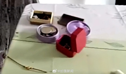 男友晒回忆女友却暗中盯上黄金