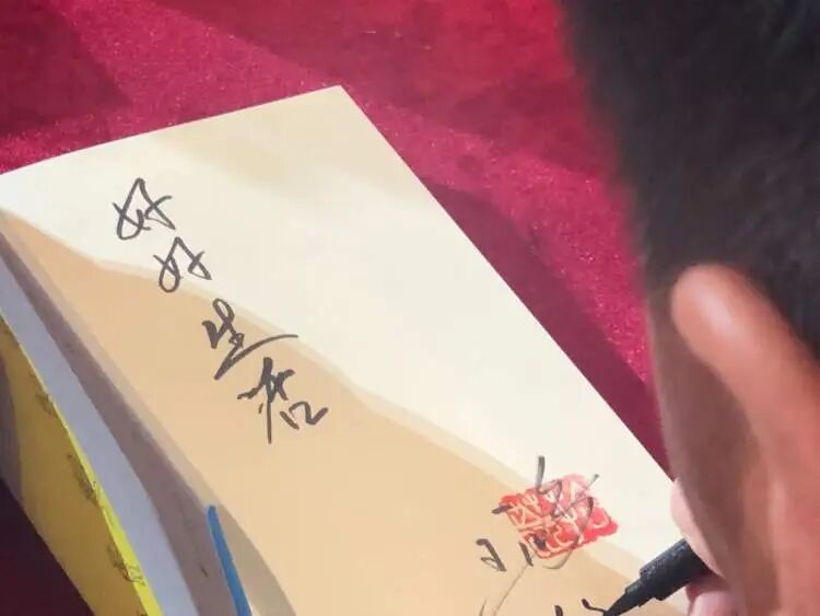 “我一个小时只送5单了！”王计兵获奖后说，最想回归安静生活，继续送外卖，继续写作