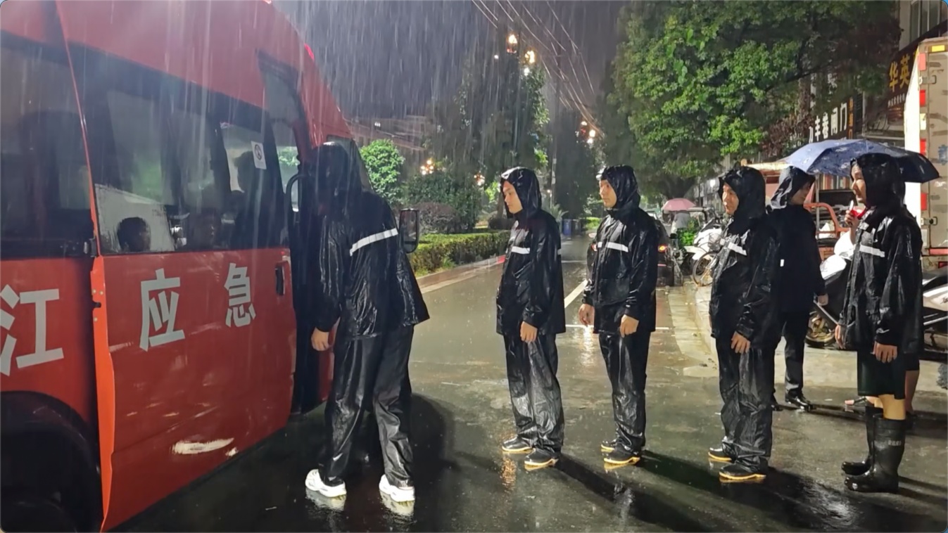 江西赣州:短时强降雨引发险情 多方紧急抢险 江西赣州:短时强降雨引发险情 多方紧急抢险