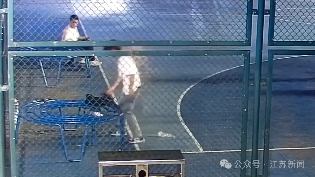 小偷盯上篮球场,不偷手机专偷电话卡?当心你摊上刑事责任 小偷盯上篮球场,不偷手机专偷电话卡?当心你摊上刑事责任