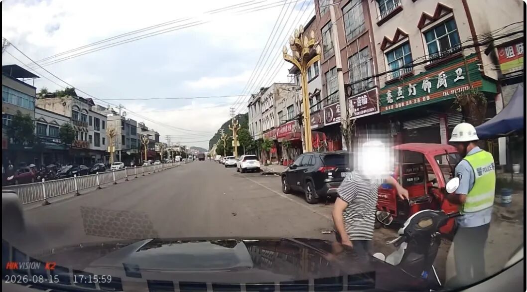 辱骂交警,逼停警车!云南警方:刘某被行政处罚 辱骂交警,逼停警车!云南警方:刘某被行政处罚