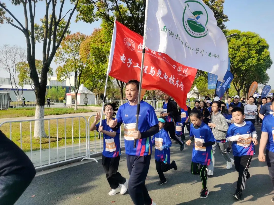 全网刷屏！南京一小学生舍不得班主任调走，鼓起勇气拨通了校长电话…