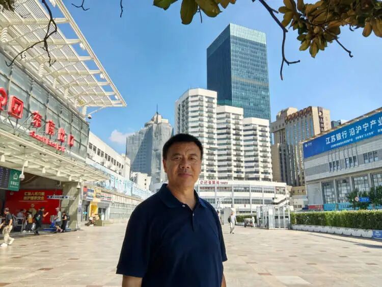 “我一个小时只送5单了！”王计兵获奖后说，最想回归安静生活，继续送外卖，继续写作