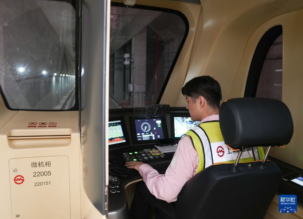 探访上海首条跨长江轨道交通线路