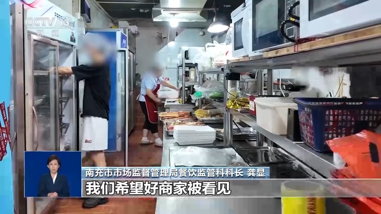 月销近2万单烧烤店后厨曝光：面包与腐坏食物放一起