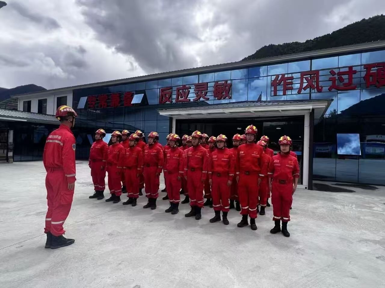 西藏吉隆县发生泥石险情,专业救援力量紧急驰援 西藏吉隆县发生泥石险情,专业救援力量紧急驰援