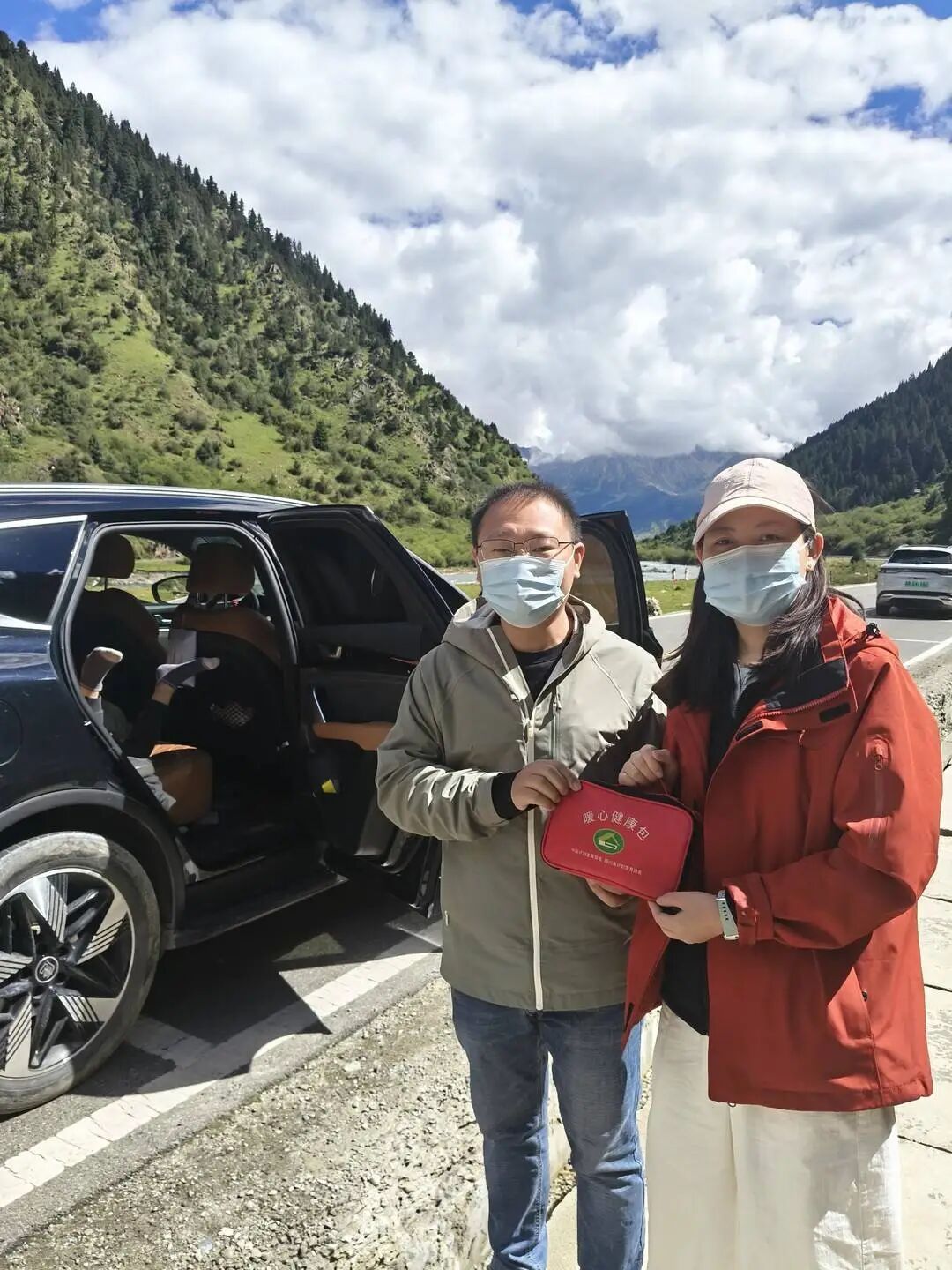 川西国道上的“临时急诊”：休假医护路遇患儿脓疮破溃，紧急施救半小时