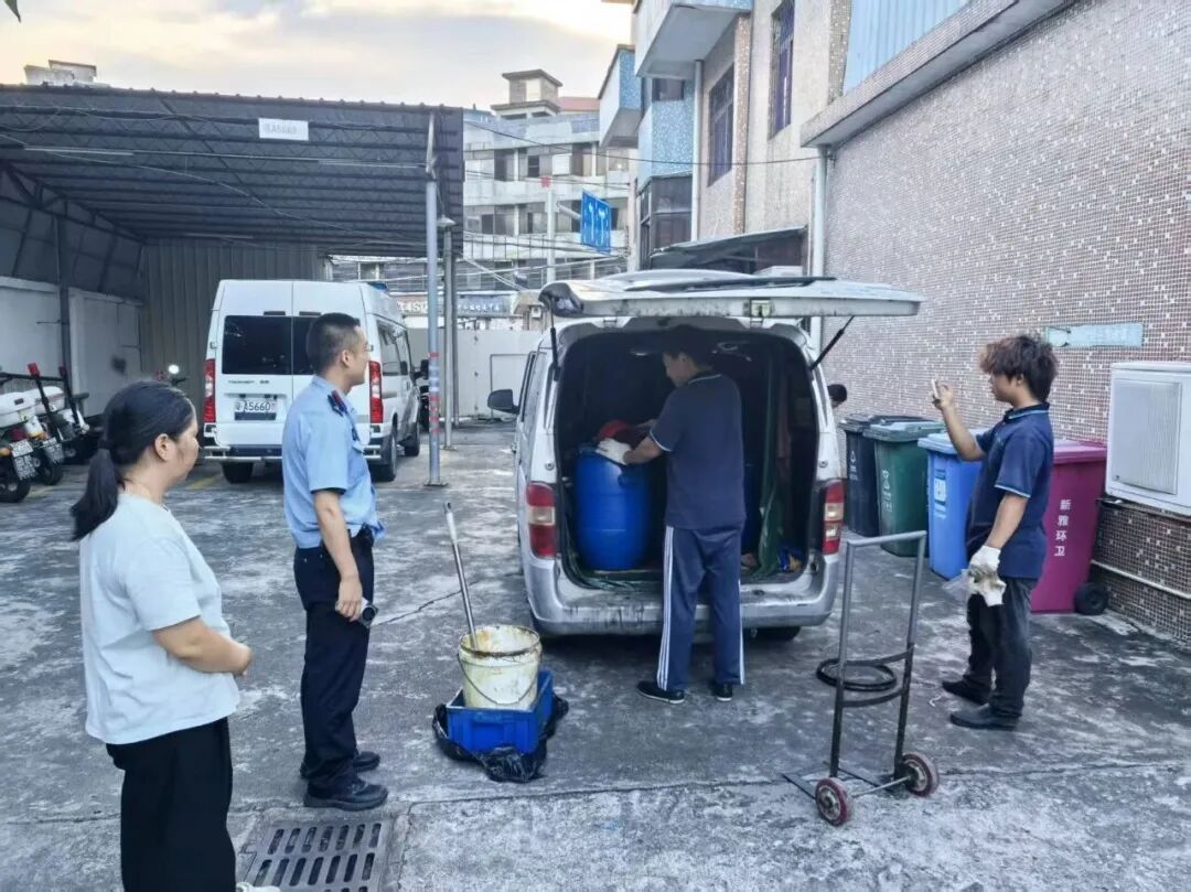 男子盗窃100多公斤地沟油，专门去餐厅周边偷油再转手倒卖！警方：已刑拘