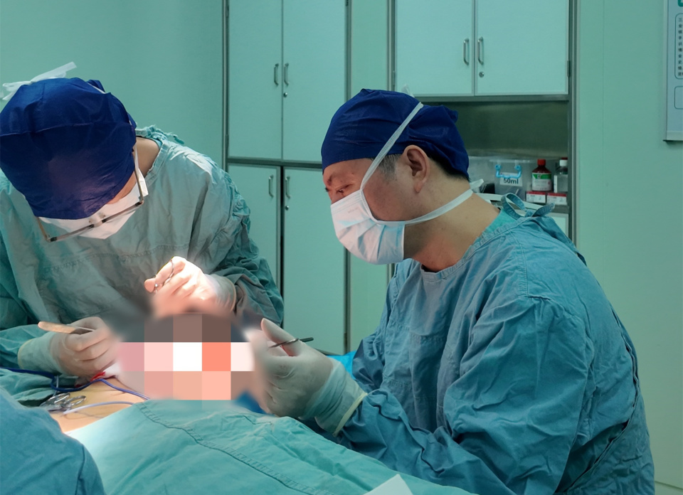 7岁女童与宠物嬉戏致面部重伤,专家提醒:面部外伤治疗莫“粗放” 7岁女童与宠物嬉戏致面部重伤,专家提醒:面部外伤治疗莫“粗放”