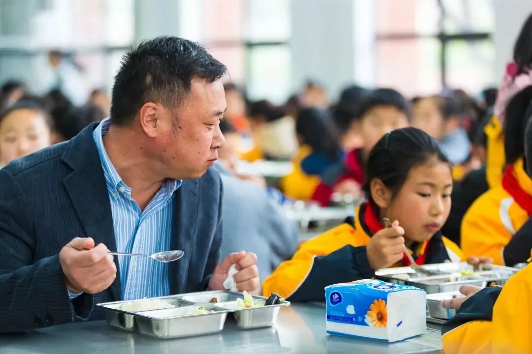 全网刷屏！南京一小学生舍不得班主任调走，鼓起勇气拨通了校长电话…