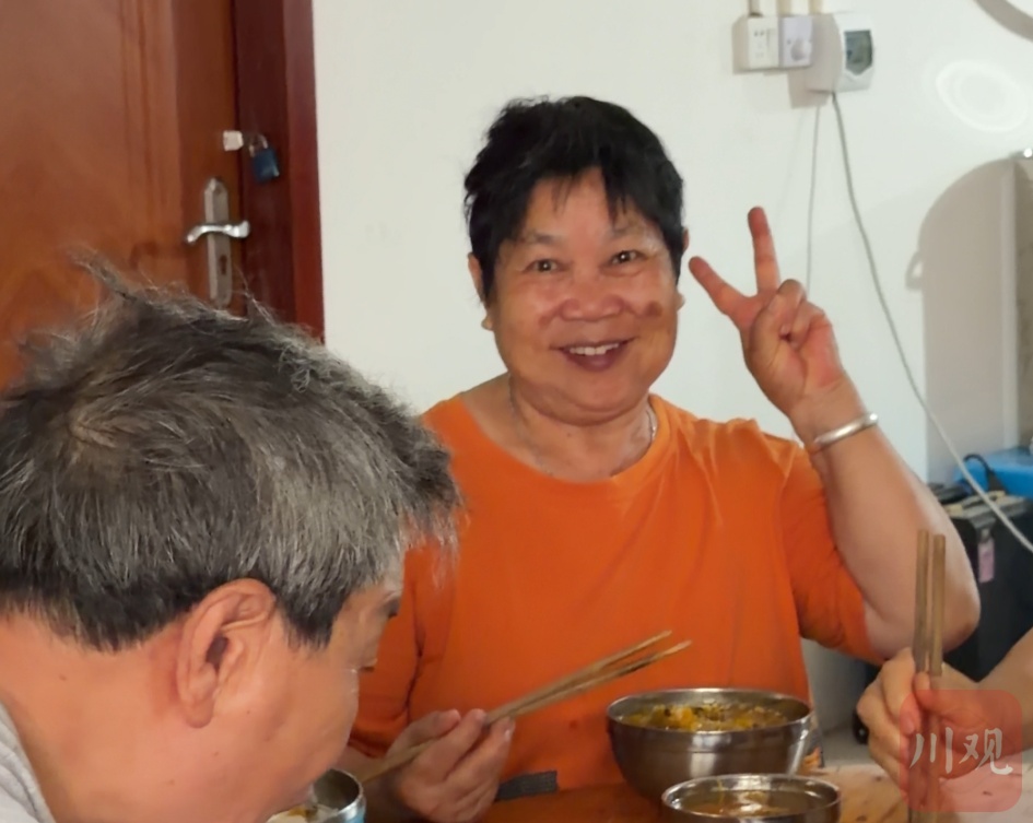 免费吃饭还发钱?四川这个村的食堂,老人抢着来“上班” 免费吃饭还发钱?四川这个村的食堂,老人抢着来“上班”