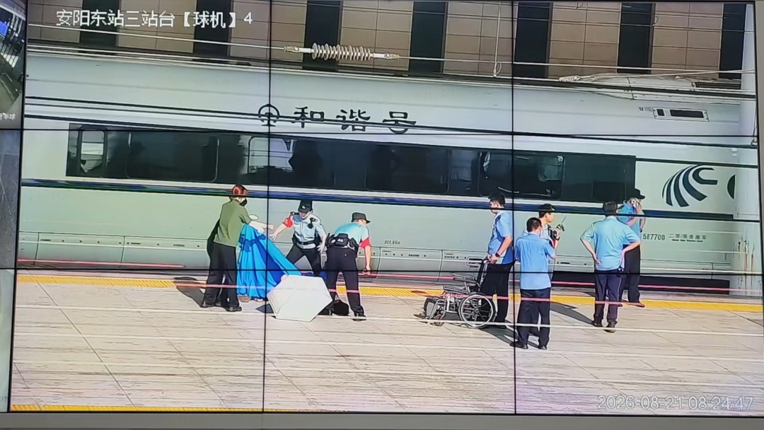 高铁站内一位孕妇突然临盆,民警搭“临时产房”紧急接生…… 高铁站内一位孕妇突然临盆,民警搭“临时产房”紧急接生……