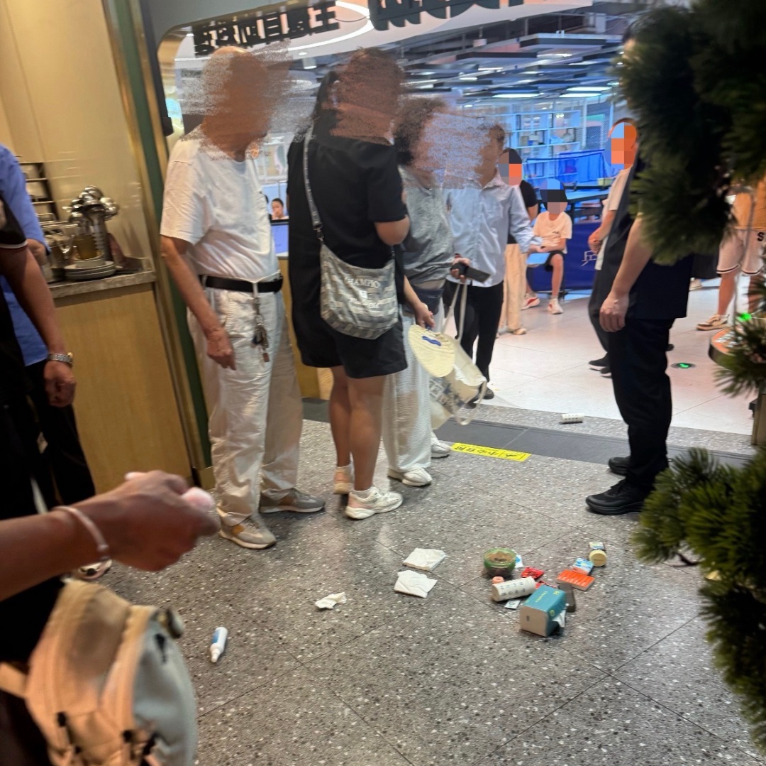 老人被质疑从自助餐厅带出食物，怒而倒空背包自证清白，餐厅回应：已道歉并批评店员