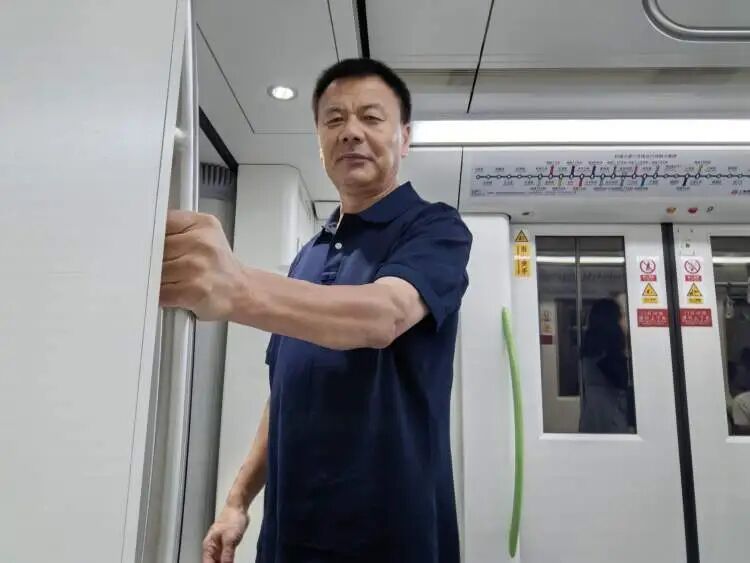 “我一个小时只送5单了！”王计兵获奖后说，最想回归安静生活，继续送外卖，继续写作