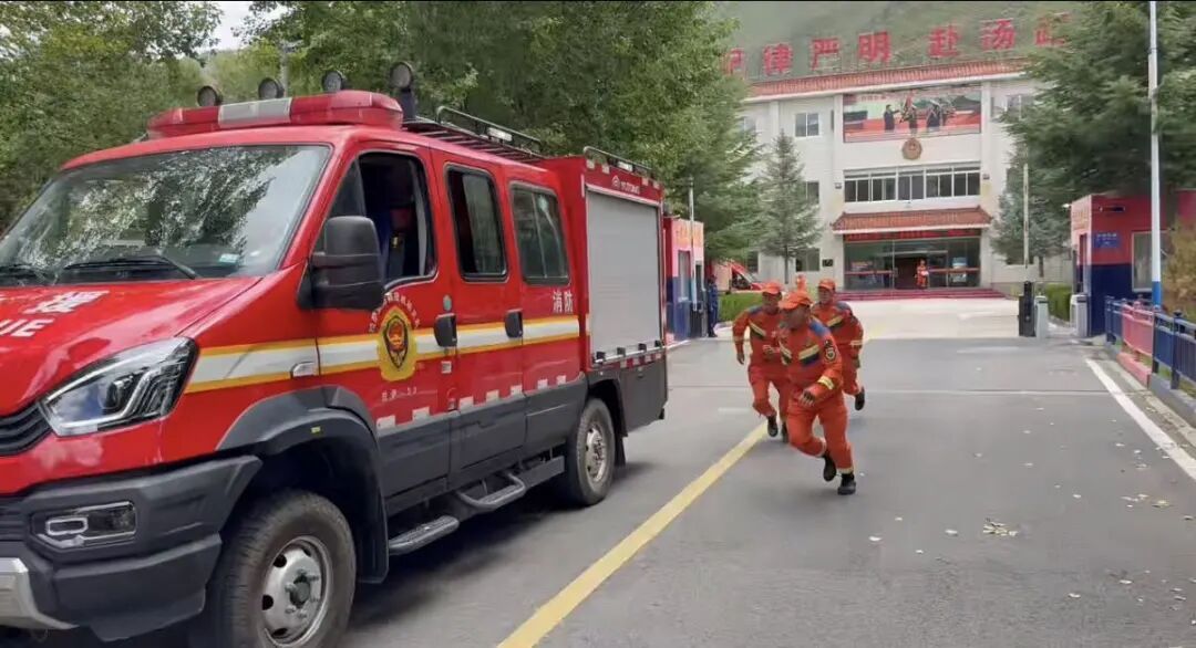 西藏吉隆口岸发生泥石流险情 四川消防救援力量奔赴一线 西藏吉隆口岸发生泥石流险情 四川消防救援力量奔赴一线