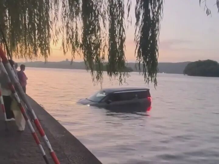 一辆苏州牌照汽车坠入杭州西湖，景区：系操作不当引起，车内人员已安全上岸