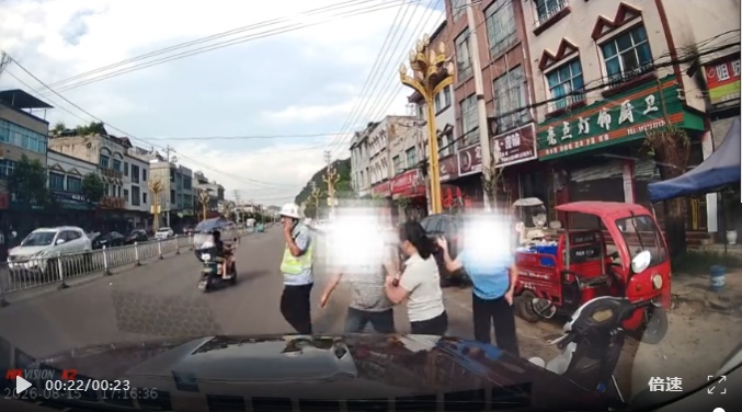 辱骂交警,逼停警车!云南警方:刘某被行政处罚 辱骂交警,逼停警车!云南警方:刘某被行政处罚