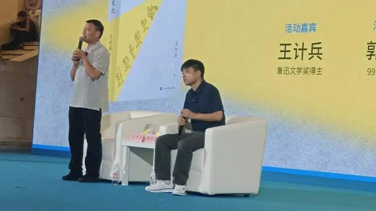 “我一个小时只送5单了！”王计兵获奖后说，最想回归安静生活，继续送外卖，继续写作