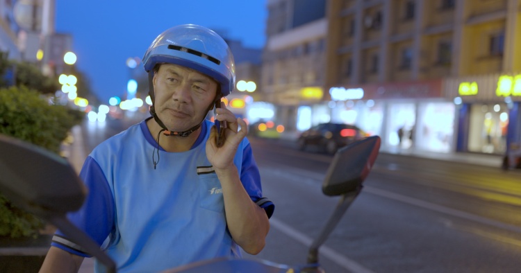 “我一个小时只送5单了！”王计兵获奖后说，最想回归安静生活，继续送外卖，继续写作