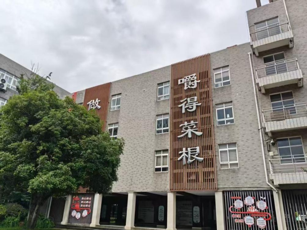 2分30秒温暖对话！全网都在找的“朱校长”找到了，他在南京