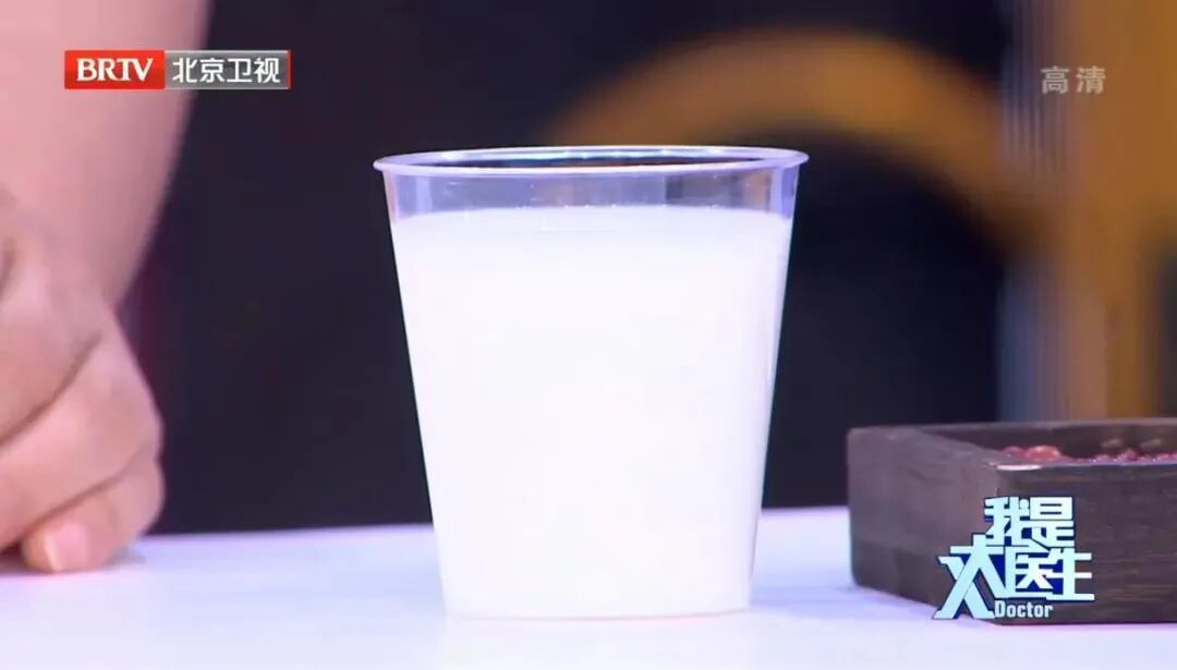 晚上喝牛奶等于服毒？马上停止这样喝奶，对心血管和胃都不好