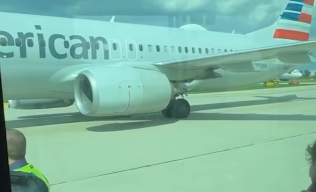 美国芝加哥机场一波音737-800型客机爆胎,最近一个月来,该机场已发生4起爆胎事故 美国芝加哥机场一波音737-800型客机爆胎,最近一个月来,该机场已发生4起爆胎事故