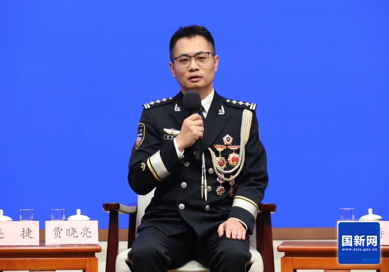 黑客专案红通逃犯被遣返回国,向网警感慨:“没想到躲这么远你们还能追过来” 黑客专案红通逃犯被遣返回国,向网警感慨:“没想到躲这么远你们还能追过来”