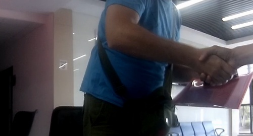 “同志,帮我联系一位外国人!”海宁褚师傅急匆匆跑进派出所…… “同志,帮我联系一位外国人!”海宁褚师傅急匆匆跑进派出所……